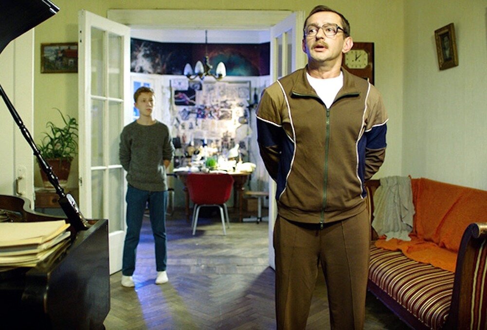 Хороший мальчик, 2016 

Kinopoisk: 6.595 (22 802)
IMDb: 6.50 (624)

Сюжет этой кинокартины лихо закручен: 9-классник Коля Смирнов влюбляется в учительницу английского, его папа переводит семью на 36-часовой график бодрствования, кто-то совершает поджог школы, и вдобавок в Колю влюбляется дочка директора. И вот школьнику нужно как-то из всего этого выпутаться. Фильм с участием Семена Трескунова, Константина Хабенского, Михаила Ефремова и Александра Паля получил Гран-при «Кинотавра» в 2016 году.