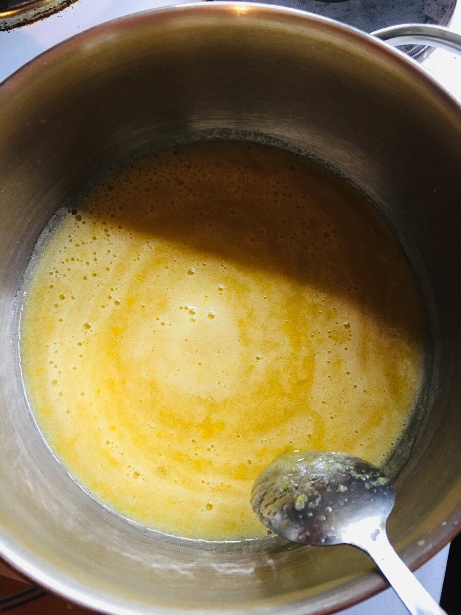 Хорошенько перемешиваем. Затем всыпаем 1 ч. ложку соды, ставим на водяную баню или на медленный огонь и все время помешиваем. 