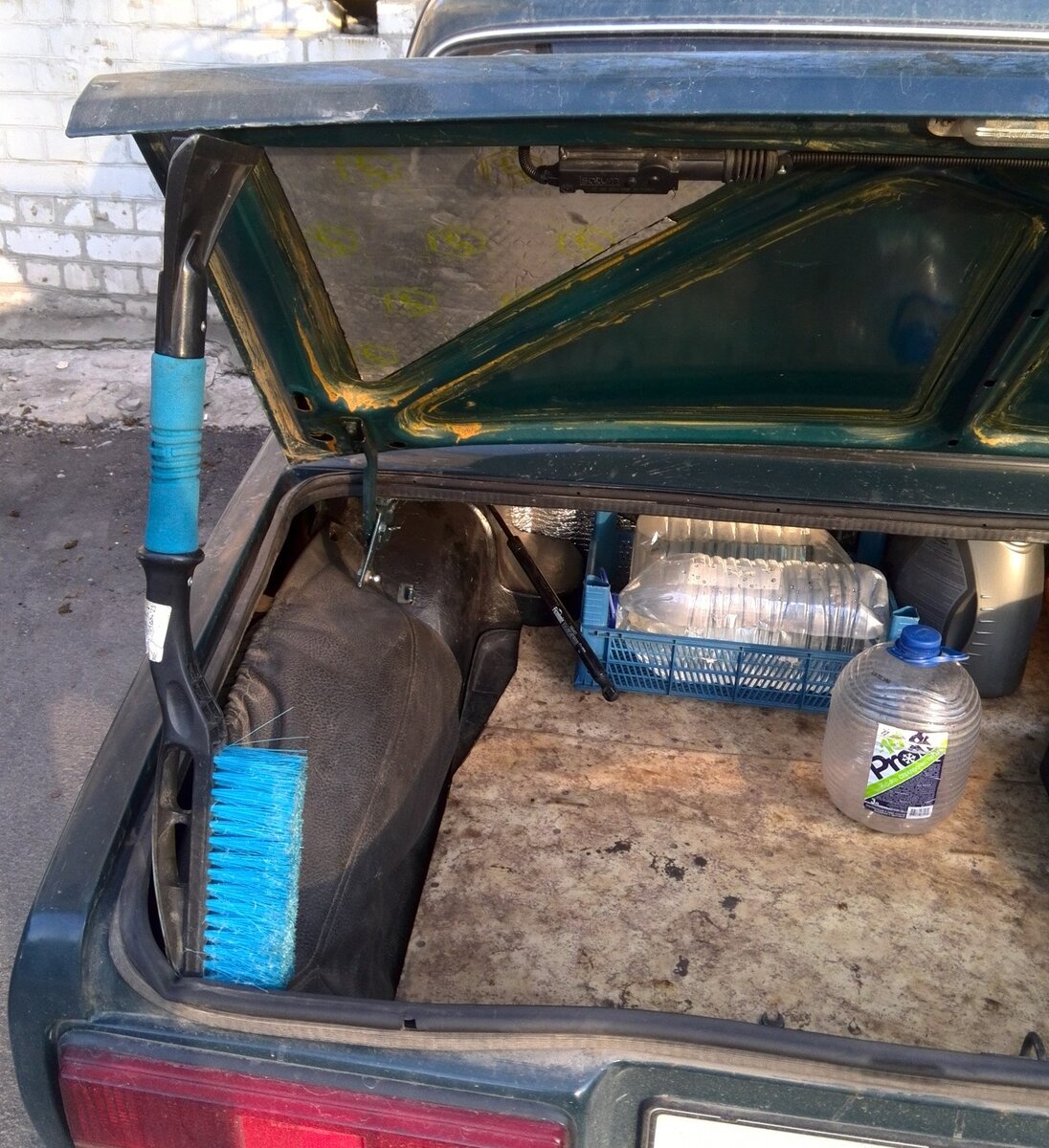 Вон она вдалеке болтается. Зато линолеум уже постелен. 