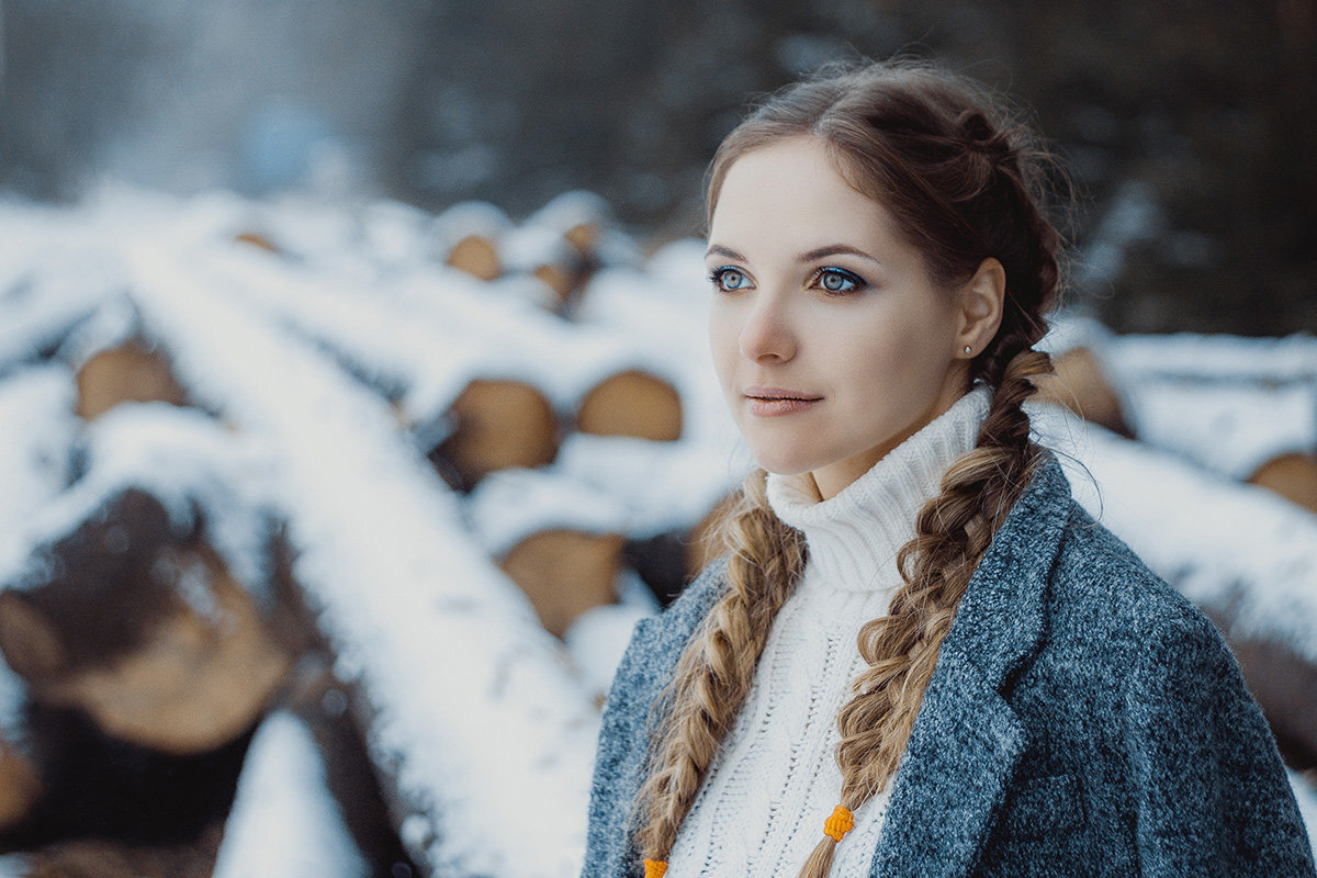 Красавица попросила. Зимняя фотосессия. Девушка зима. Девушка с косами. Девочка с косичками.