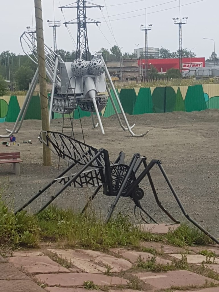 Комар танки. Комариная тропа Петрозаводск. Арт объект комар Петрозаводск. Памятник комару в Петрозаводске. Комар трактор Петрозаводск.