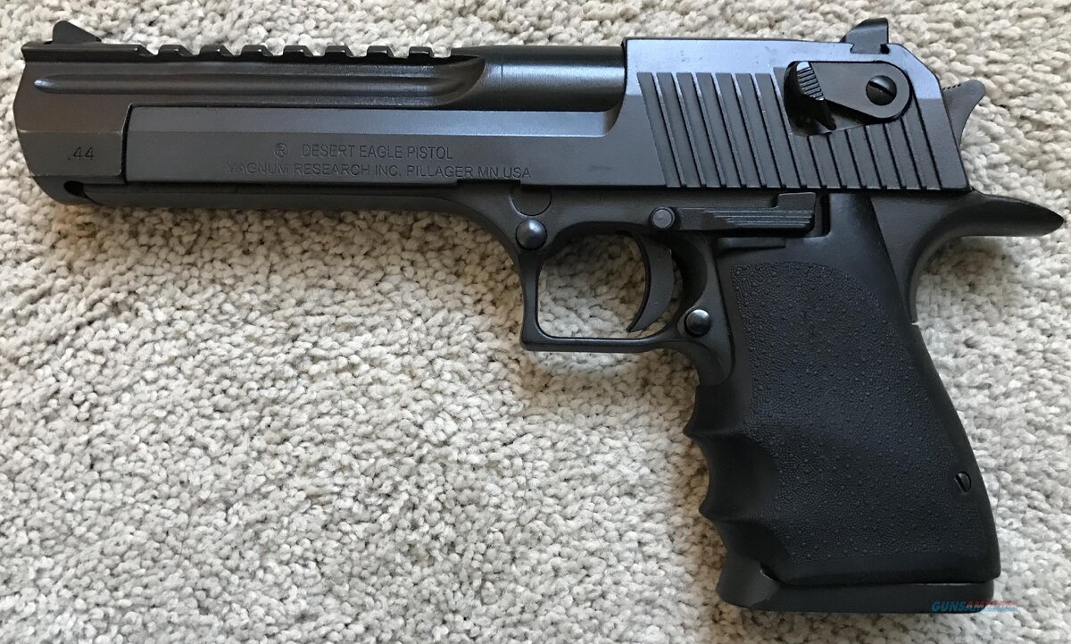 Desert Eagle Mark XIX.50aeсамозарядный пистолет крупного калибра (до 12,7 мм). Позиционируется как охотничье оружие, спортивное оружие и оружие для самозащиты от диких зверей и преступных посягательств. Был разработан в 1983 году в США компанией Magnum Research с последующей доработкой израильской компанией Israel Military Industries, впоследствии занимавшейся производством данных пистолетов. Благодаря своим габаритам и устрашающему виду часто используется в фильмах, в телевизионных постановках и в компьютерных играх.— самозарядный пистолет крупного калибра (до 12,7 мм). 