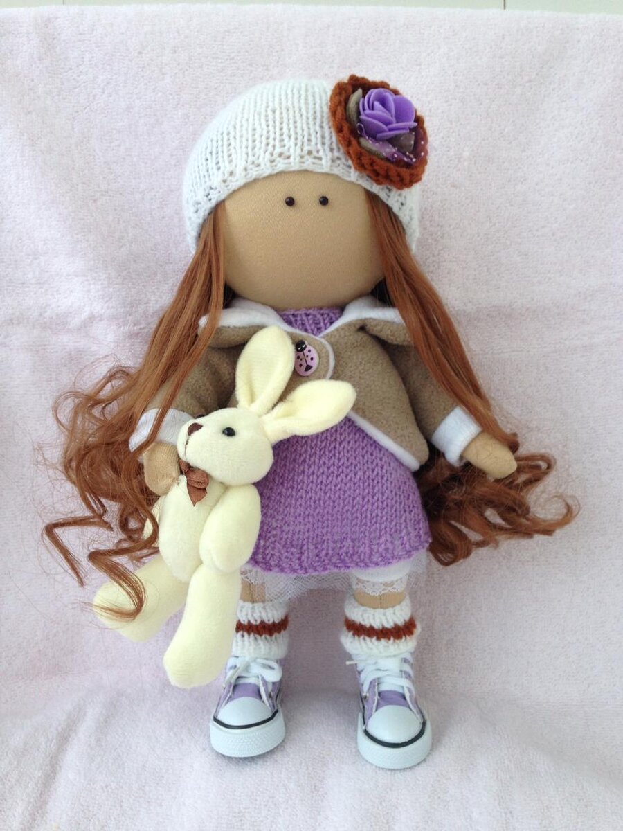 Эта девочка живет в доме у моей соседки по даче. Я надеюсь, что она служит хорошим украшением уютного дачного домика