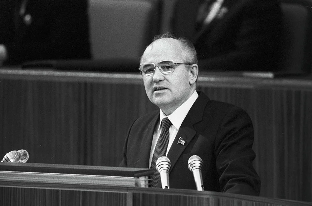 Тогда еще не президент, но самый главный в СССР. В моём детстве в телевизоре (чёрно-белом, конечно) было 2 канала, и их часто показывали. К тому же  первое в жизни, что я прочёл  в газете, - о встрече Рейгана и Горбачёва. 