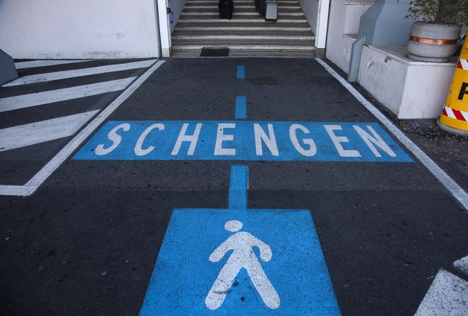 ЕС, включая большинство стран Шенгенской зоны, может продлить нынешнее закрытие границы блока внешние границы до сентября, по словам президента Франции Эммануила Макрона. 8 апреля Европейская комиссия призвала своих членов продлить 17 марта 30-дневный запрет на поездки для большинства иностранцев, по крайней мере, до середины мая. Макрон считает, что серьезная вспышка COVID-19 в США и Африке является одной из причин, по которым Европа хочет держать свои границы закрытыми, чтобы защитить себя от этого поражения.