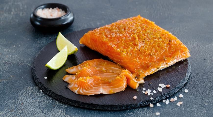 Готовую рыбу нарезайте тонкими ломтиками по мере необходимости.