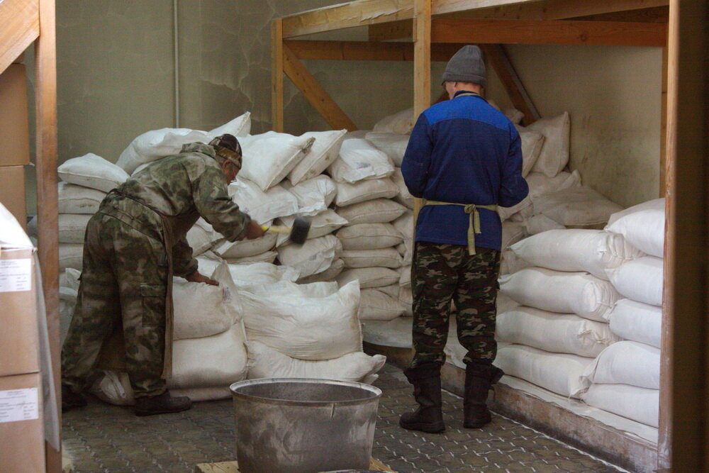 Современное производство мало чем отличается от технологий прошлых веков, разве что ткань для упаковки соли – новая. На ней экономить больше нет смысла.