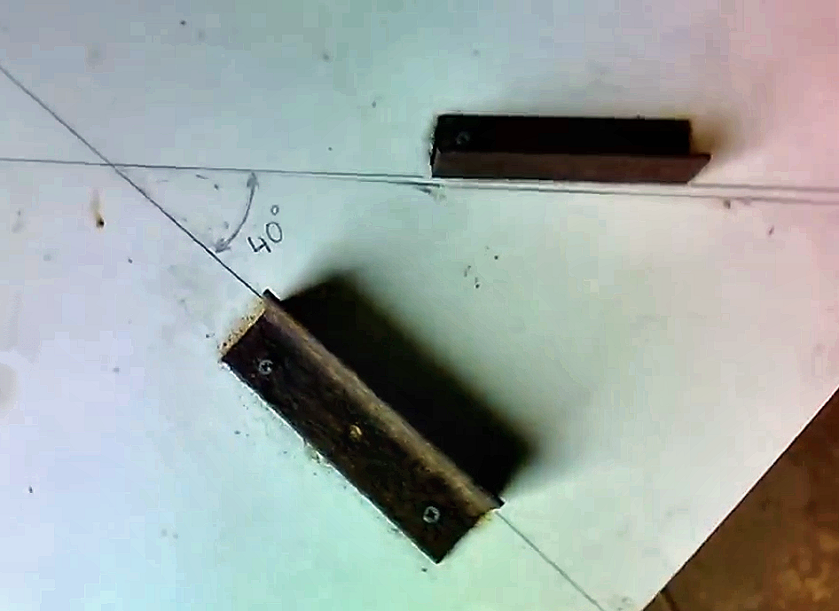 Монтажный стол с прикрепленными уголками.