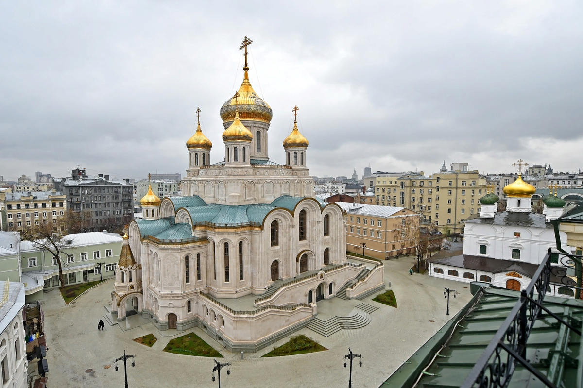 Почему храмы строят на возвышенных местах. Храм Сретенского монастыря в Москве. Новый храм Сретенского монастыря на Лубянке. Новый собор Сретенского монастыря в Москве. Сретенский монастырь на Лубянке в Москве.