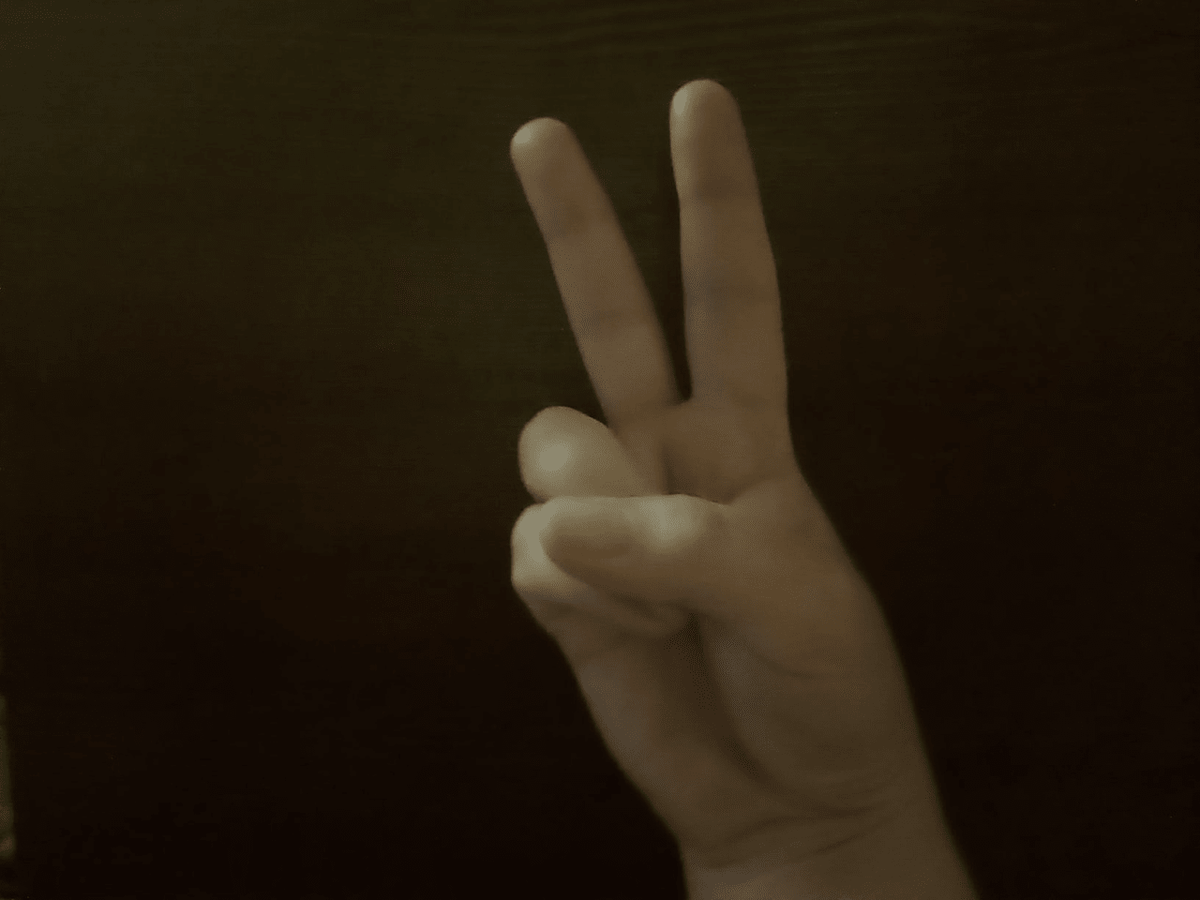 Правильное расположение руки,обозначающее победу.