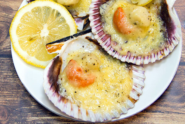 Если хочется рецепт «посложнее», то можно запечь гребешки с сыром или сливочным соусом. Эти моллюски хорошо подойдут и для салатов, и для ризотто. 