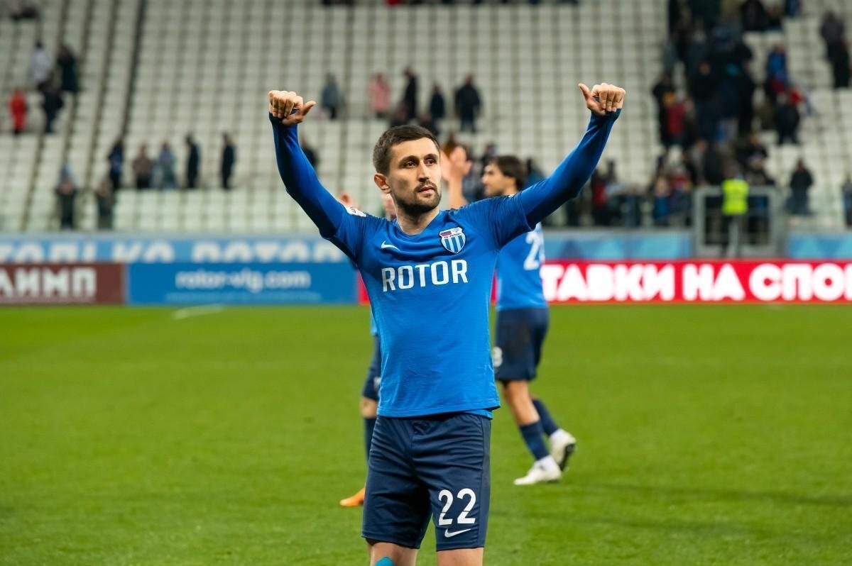 Нападающий Мухаммад Султонов со скандалом покинул "Ротор" и перешел в "Нижний Новгород". Фото - ФК "Ротор".