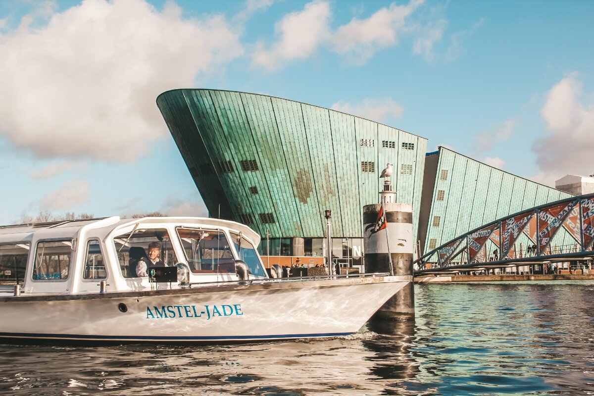 Здание музея Nemo с воды