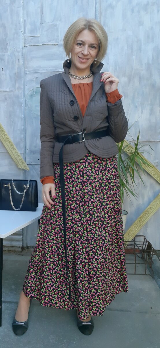 Жакет, блузка и юбка.