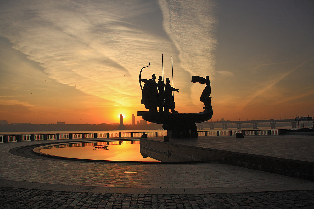 Памятник основателям Киева. Хорив, Кий, Щек и сестра Лыбедь.