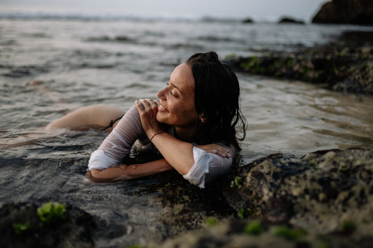 Девушки в мокрых майках на побережье были и вправду красивыми, и мне было приятно на них смотреть, но я думал не об их телах, а о том, что и сам хотел бы оказаться на море.