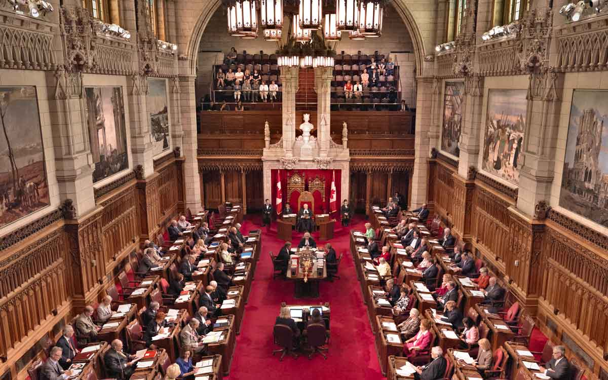 Высший орган парламента. Здание парламента Канады Оттава внутри. Парламент Венгрии зал заседаний. Зал заседания парламента Великобритании. Депутаты Сената парламента Канады.