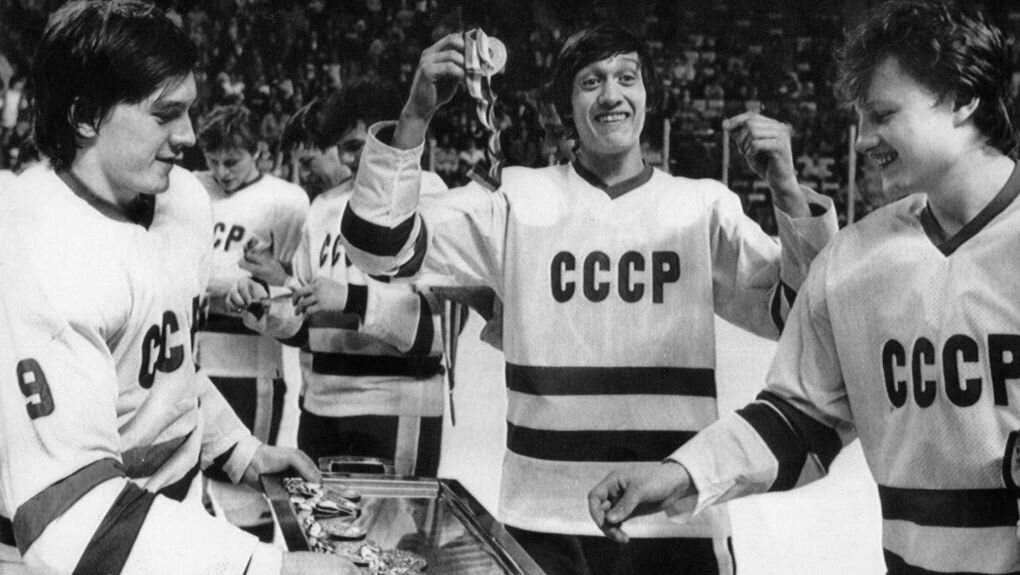 Источник Яндекс.Картинки  (на фото "золото" МЧМ-1986 советской сборной. В центре- московский "армеец" Евгений Давыдов).