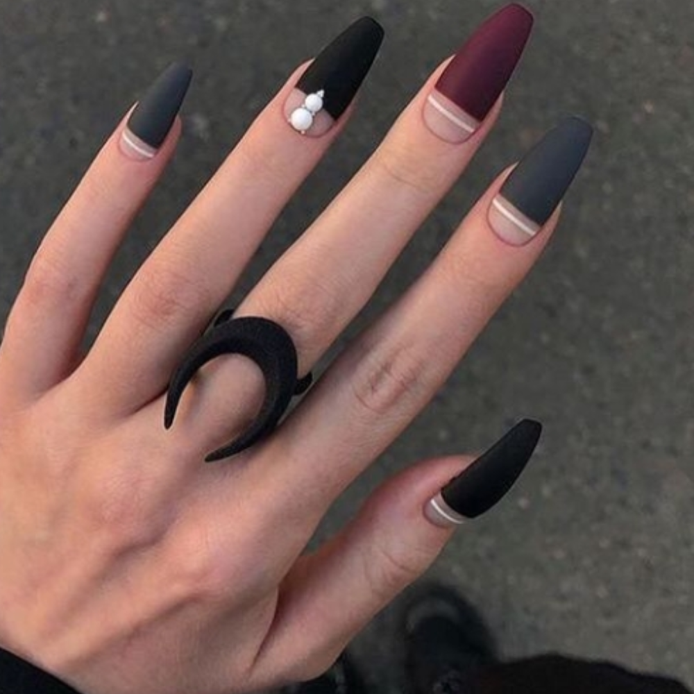 Второй маникюр более тёмный, он не подходит для каждого образа. 