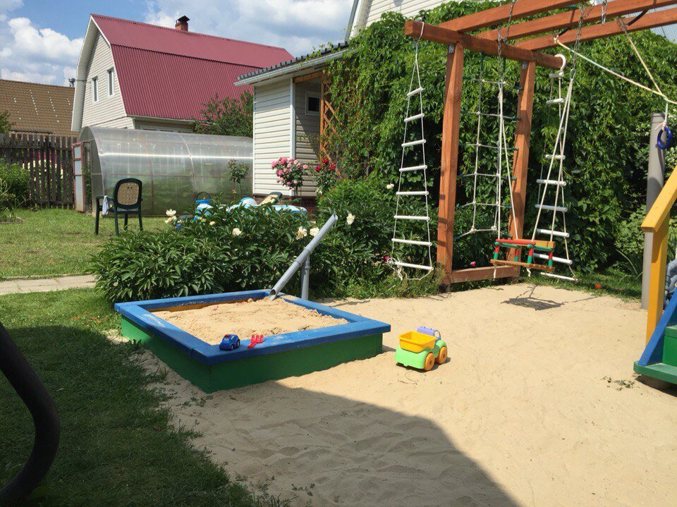 Очень рекомендую использовать песок на детской площадке. Во-первых, это безопасно. Во-вторых, дети просто любят играть в песке, а когда собирается целая компания друзей – обычной песочницы бывает маловато))) Фото автора 
