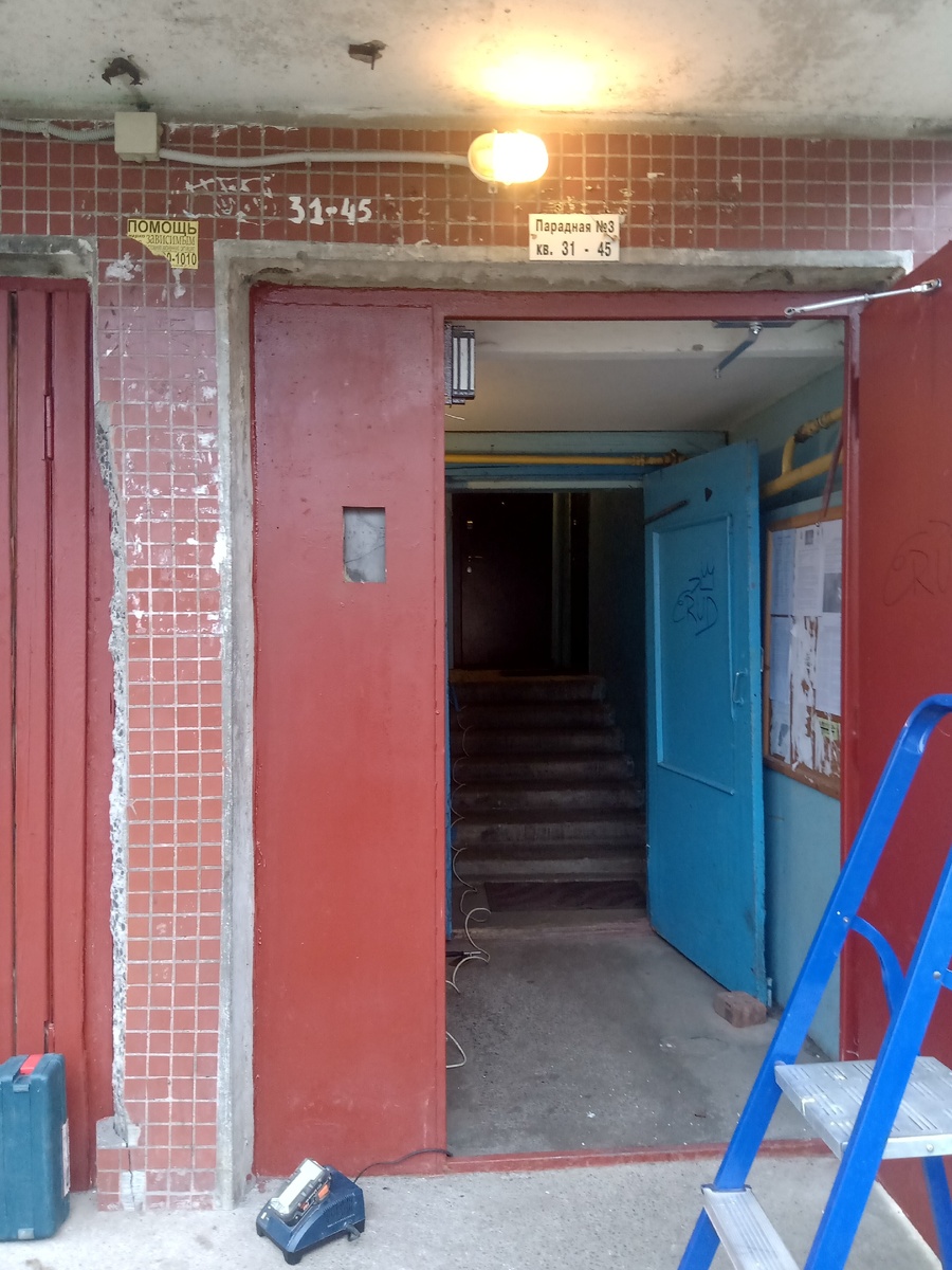 Установленный электромагнитный замок и доводчик.