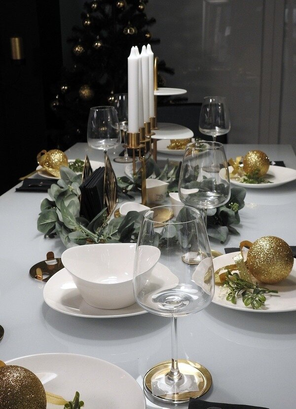 https://cdn.pixabay.com/photo/2018/11/25/20/16/dining-table-3838233_960_720.jpg