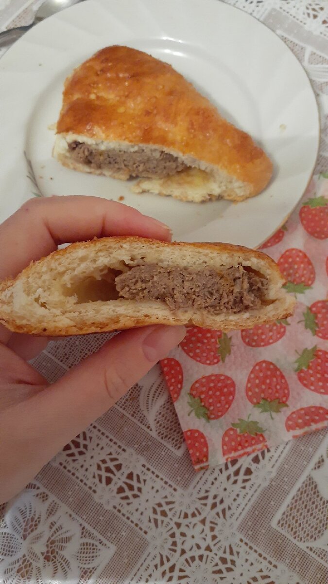 Сидела, в потолок плевала, конвертики с мясом сами приготовились. Ингредиенты домой прибежали, мясо само в фарш смололось, тесто - замесилось, конвертики - налепились и в духовку отправились, откуда вовремя выпрыгнули в миску сложились и даже сами подались. Ах, да, еще посуда сама помылась и стол сам убрался от муки и теста))) Собственно, как и квартира сама убирается. Фото - авторское.