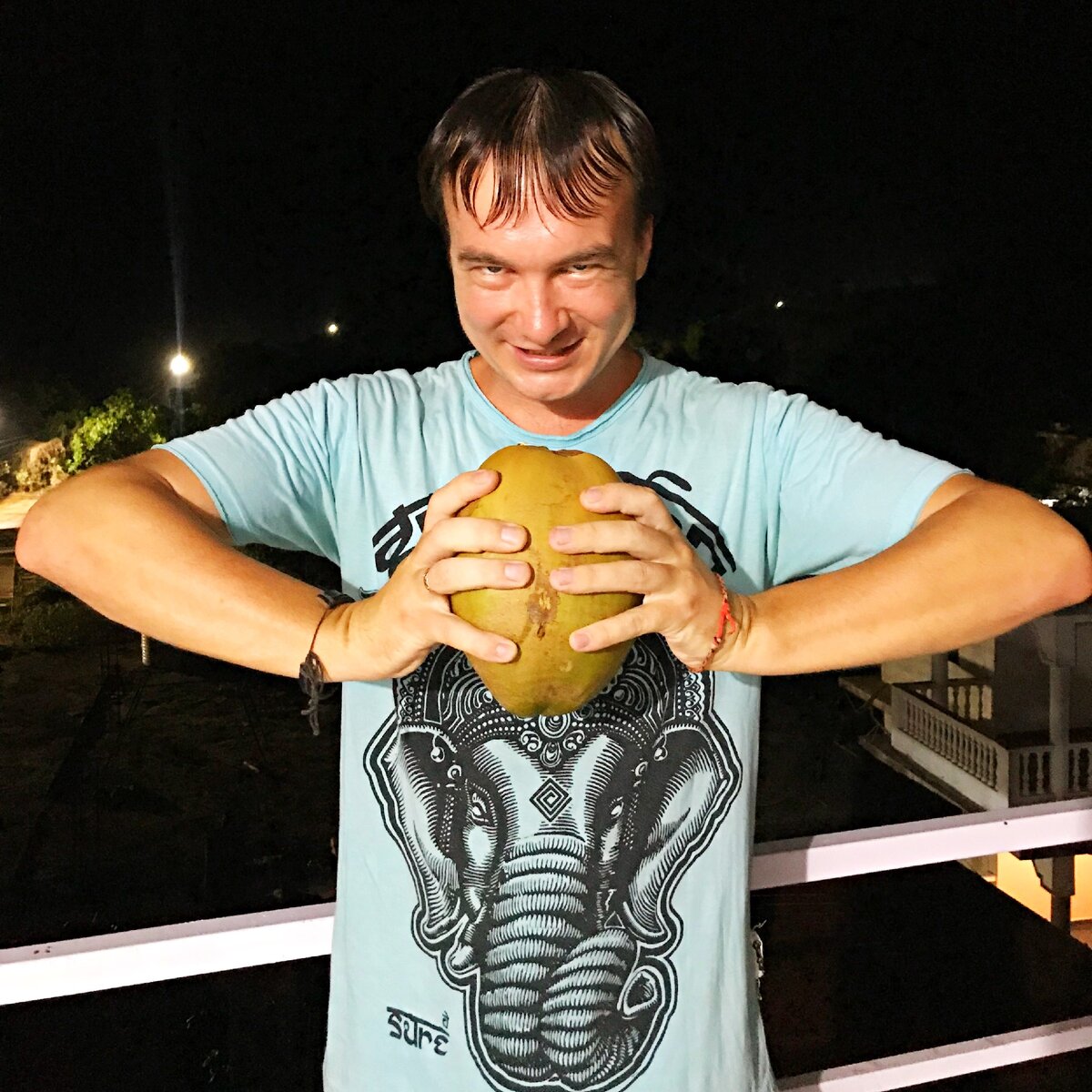 От злости хотел раздавить кокос, но не вышло.