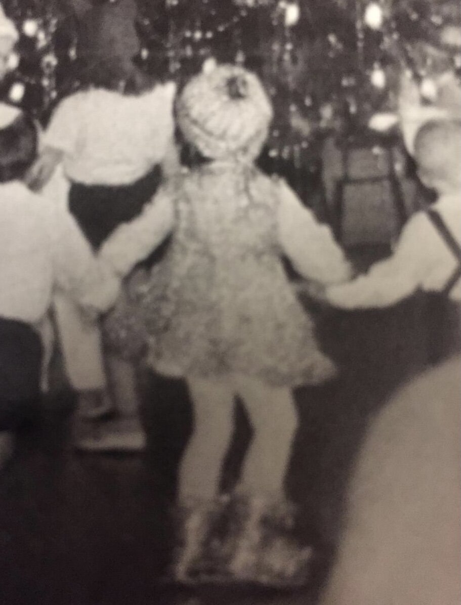 Фото плохого качества, очень старое, но костюм понятен