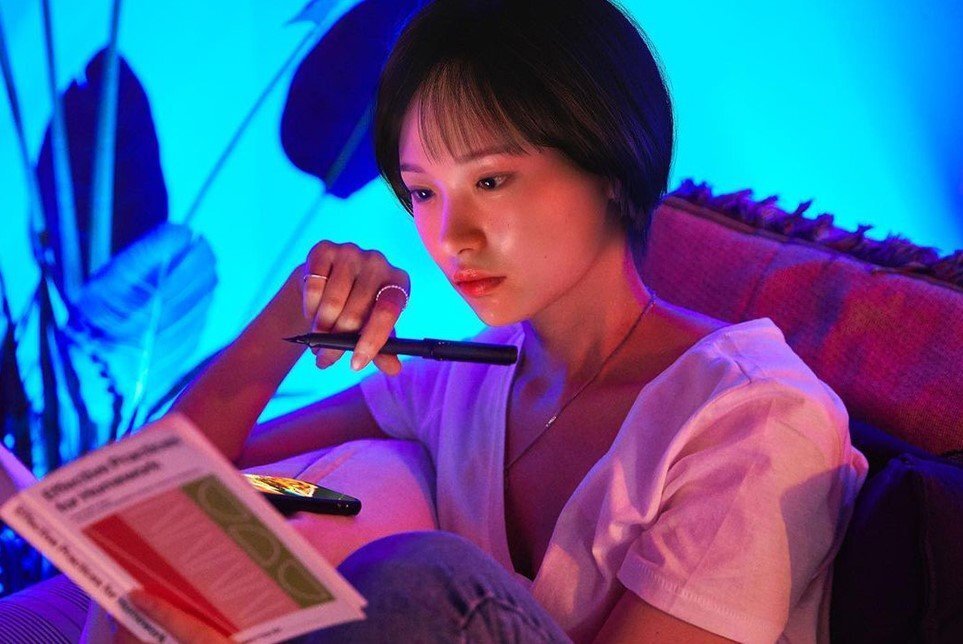 На  этом изображении, предоставленном LG Electronics Inc. в пятницу,  изображен Реа Ким (Reah Keem), виртуальный человек, созданный компанией.  (LG Electronics)
