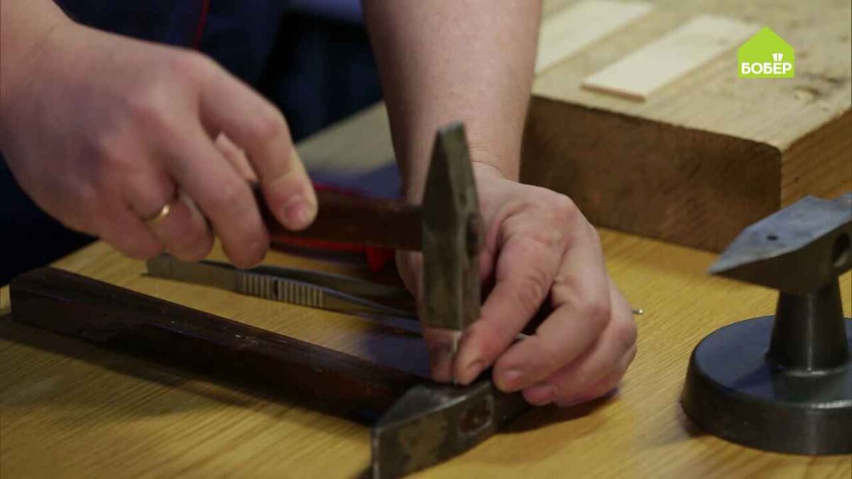 Чтобы этого избежать, необходимо притупить кончик гвоздя. Это можно сделать на наковальне или другом молотке.