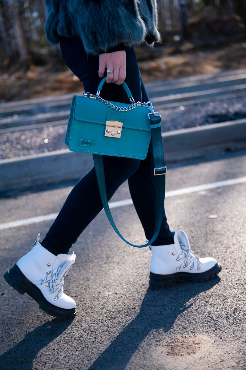 Уже совсем скоро мы скинем шубы, пальто и куртки. Наденем платья, шорты плавки и купальники. А у нас есть решения на все случай жизни, чтобы не только украсить ваш образ и освободить руки, но и эффектно подчеркнуть вашу индивидуальность.

Любую модель можно изменить/увеличить/уменьшить/сделать в другом цвете/что-то добавить или убрать по вашему желанию.
