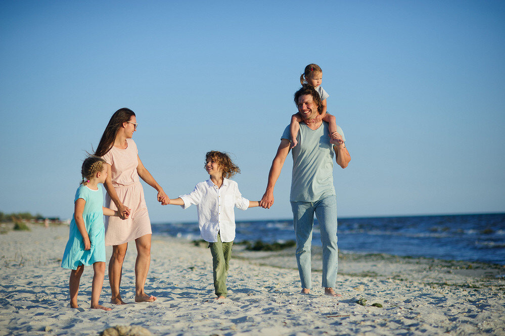 Дети кост. Счастливая семья голубое небо. Big Happy Family Walking at the Beach..