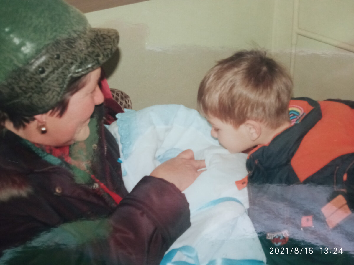 2006 год, и Стаса, которому сейчас пятнадцатый год, забирают из роддома бабушка и двоюродный брат Кирилл))