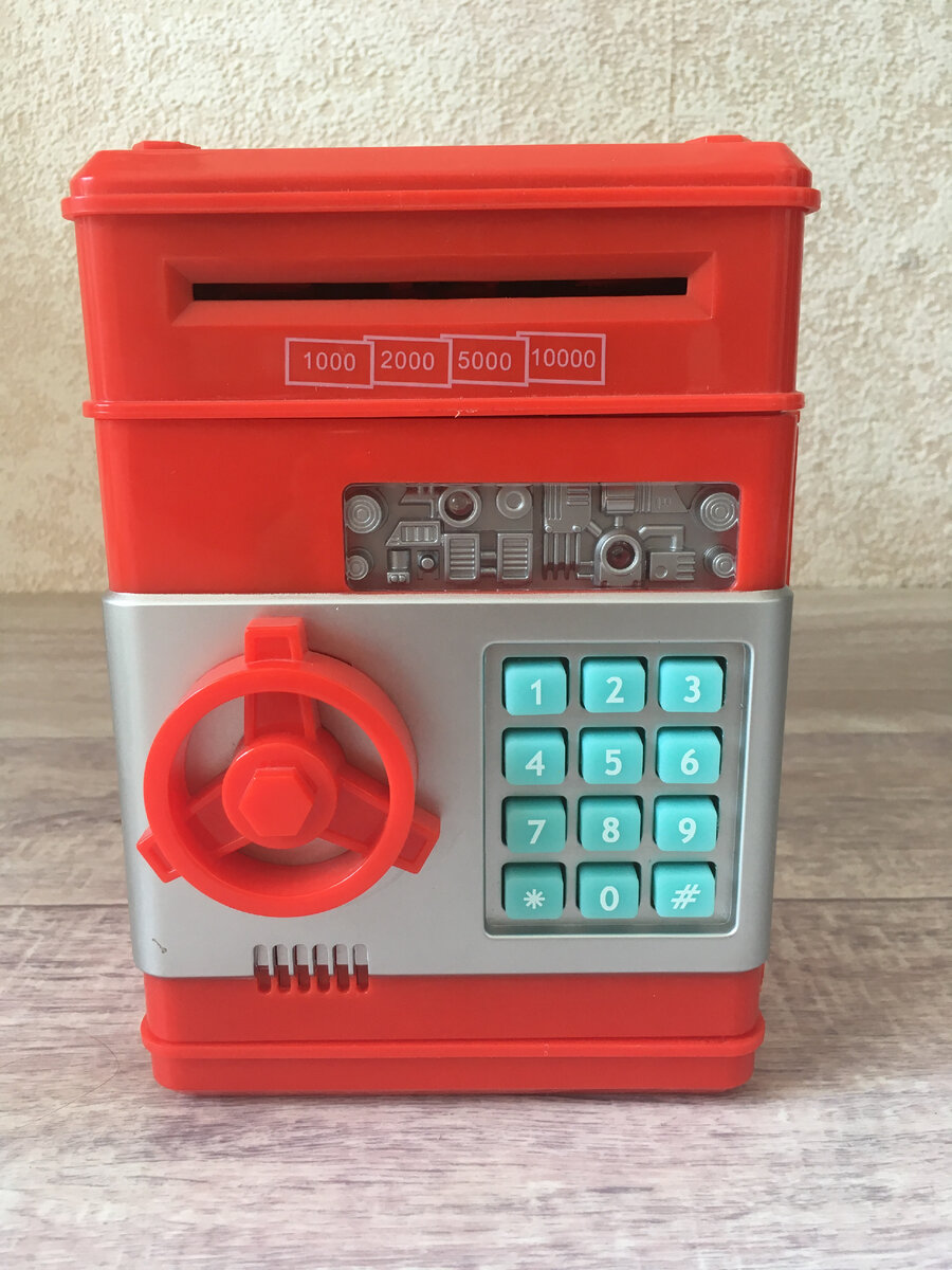 У нас копилка красная, бывают и чёрные