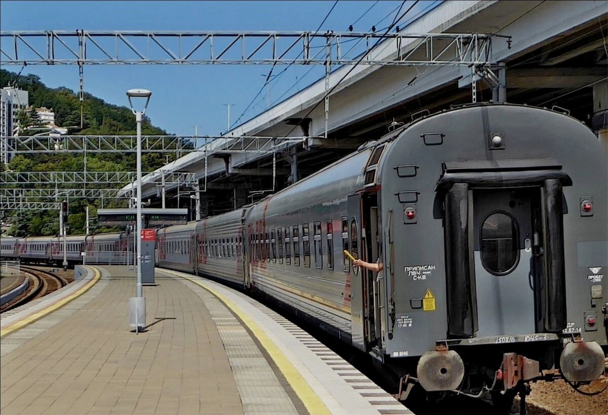 Перрон останется. Перрон останется. Полустанок затишье. Тронется перрон. Памятник железнодорожнику омск.