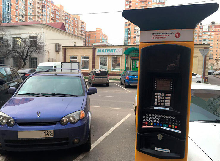 Паркоматы краснодар. Паркомат на солнечной батарее. Парковочный терминал. Паркомат Краснодар. Паркоматы на солнечной батареи с сенсорным экраном.