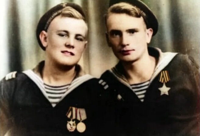 Дмитрий на фото слева