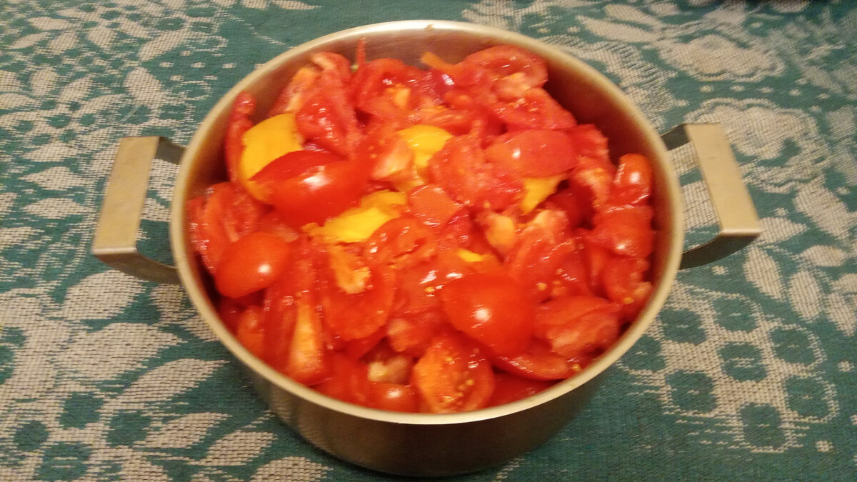 Вычищенные и нарезанные помидоры