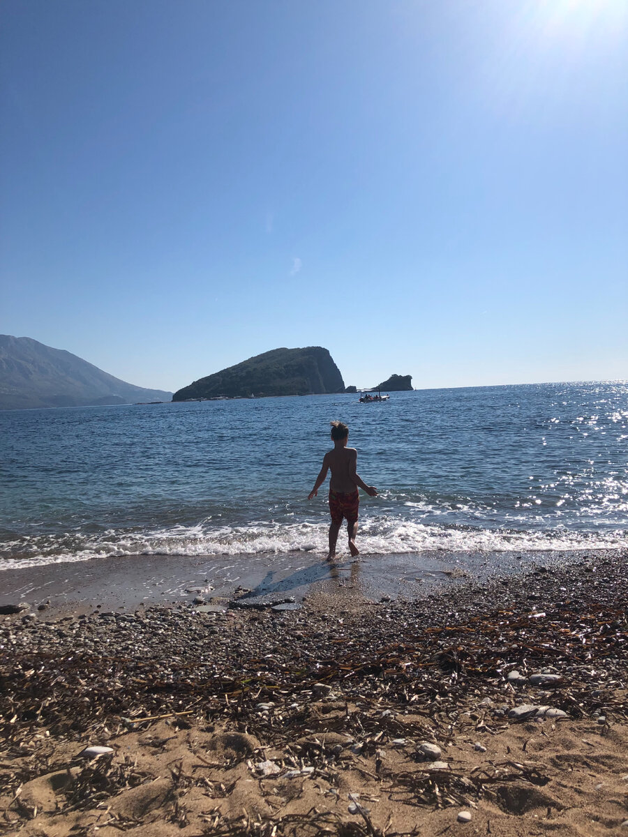 Пляж слева от старого города Будвы.