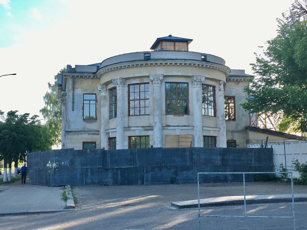Старинный особняк в Судогда огорожен забором (фото автора)