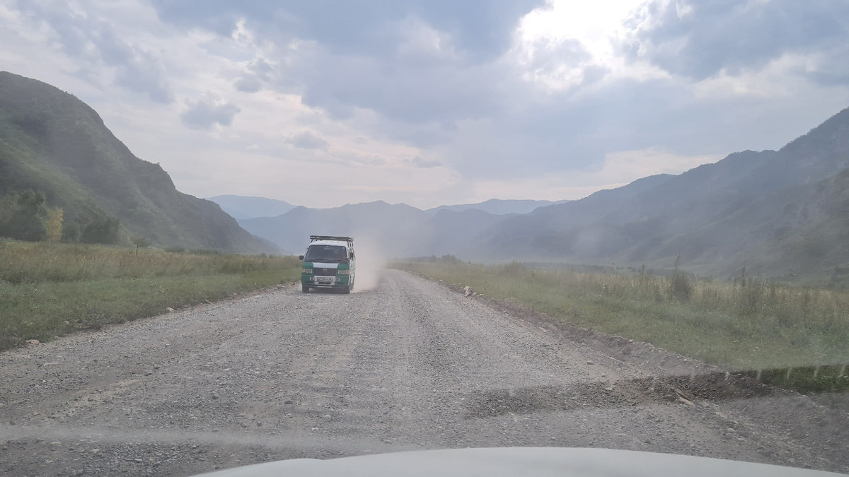 Правда надо преодолеть километров 15 гравийки.