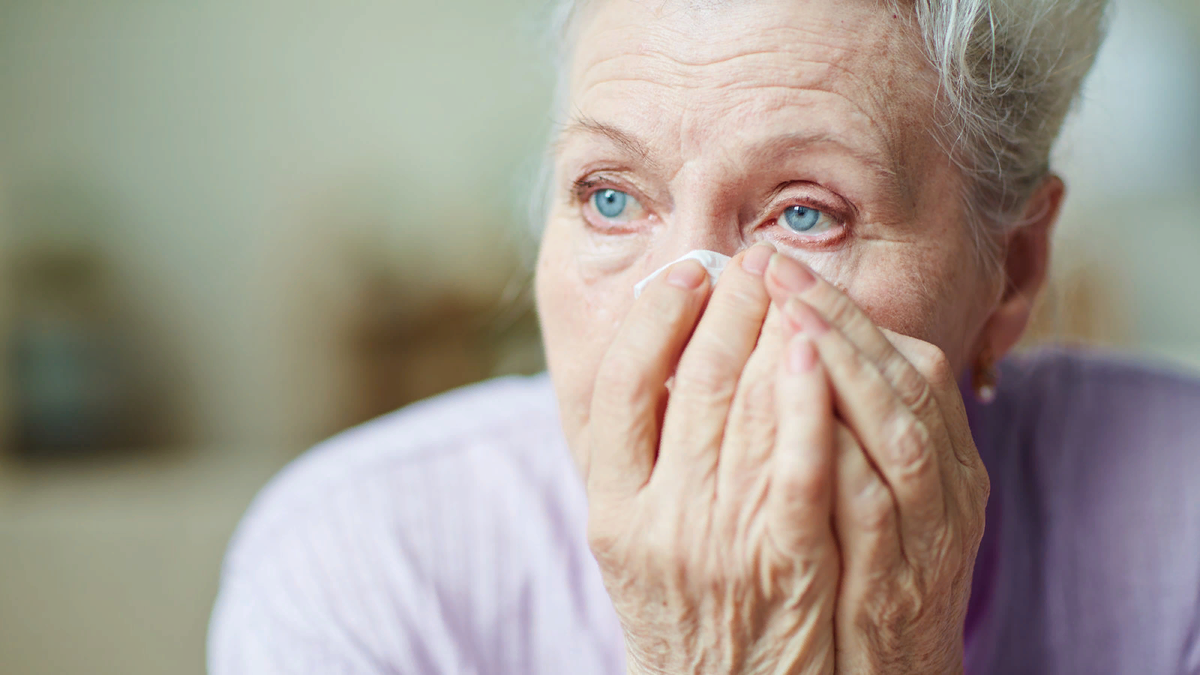 Почему плачет бабушка. Бабушка плачет. Пожилая женщина плачет. Лицо пожилого человека. Расстроенная бабушка.