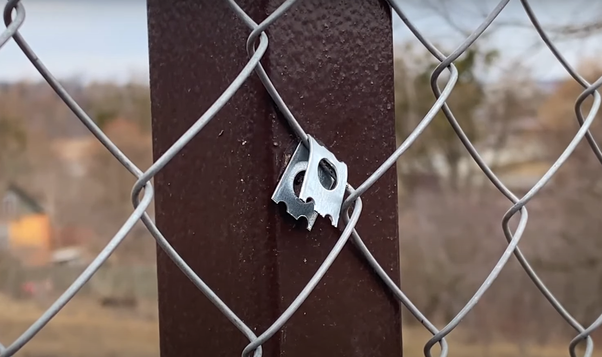 Натяжитель проволоки l-90 для рабицы. Крепление сетки цпвс к профилю. Как закрепить сетку к трубе. Крепеж для монтирования сетки рабицы. Крепление сетки рабицы к профильной трубе.