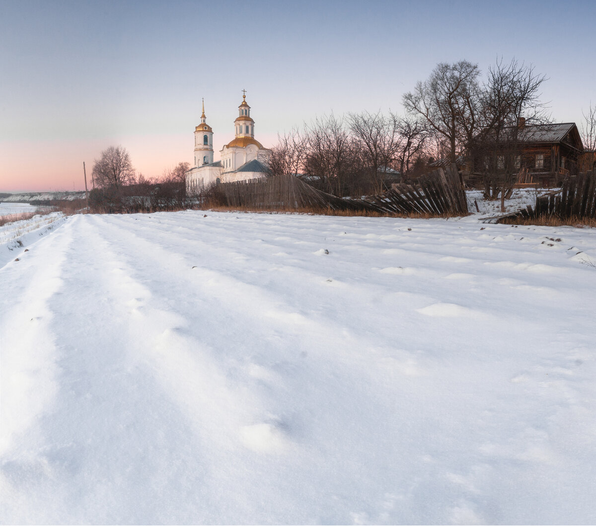 Ряды грядок под снегом