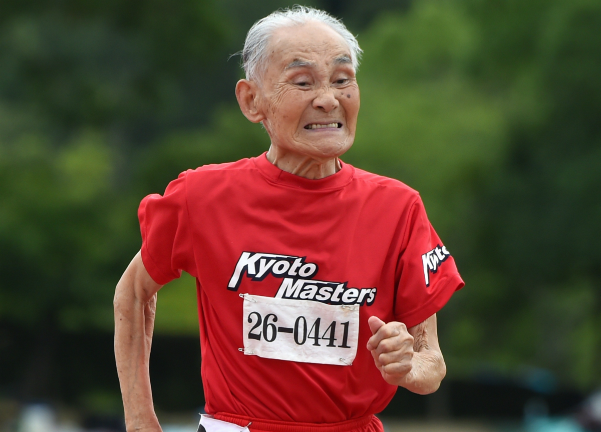 Хидекичи Миядзаки рекорд. Старик японец. Пожилые спортсмены. Японские пенсионеры.