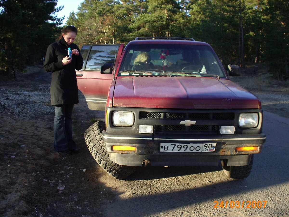 Тот самый Шевроле Блейзер. Очень удобная машина. До сих пор возникает периодически идея снова купить, только Буханка больше по душе своей исключительной надежностью. Первую Буханку на галстуке привезли только один раз за более чем 500 000 км пробега.