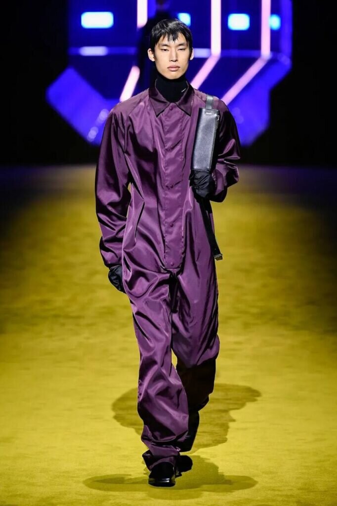 В Милане прошёл показ осенне-зимней мужской коллекции Prada.  Их новые пиджаки и пальто – смесь Balenciaga и Dior с асимметричным запахом. Это невероятная мужская коллекция с оверсайз одеждой.