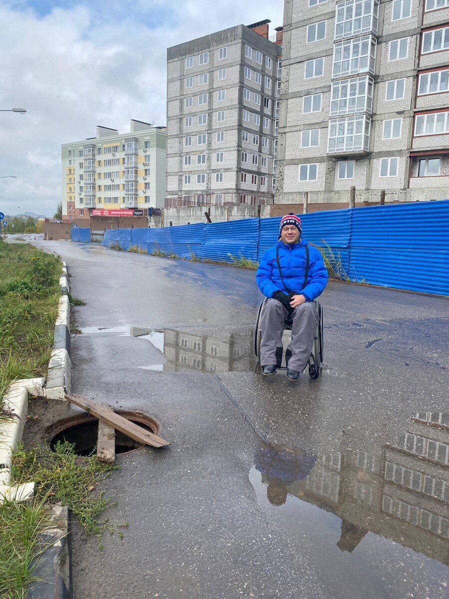 Например вот здесь в моём микрорайоне на улице Касьянова, воришки украли люки. Около полугода мы добивались закрытия люков и наконец-то зимой их закрыли. Ураа