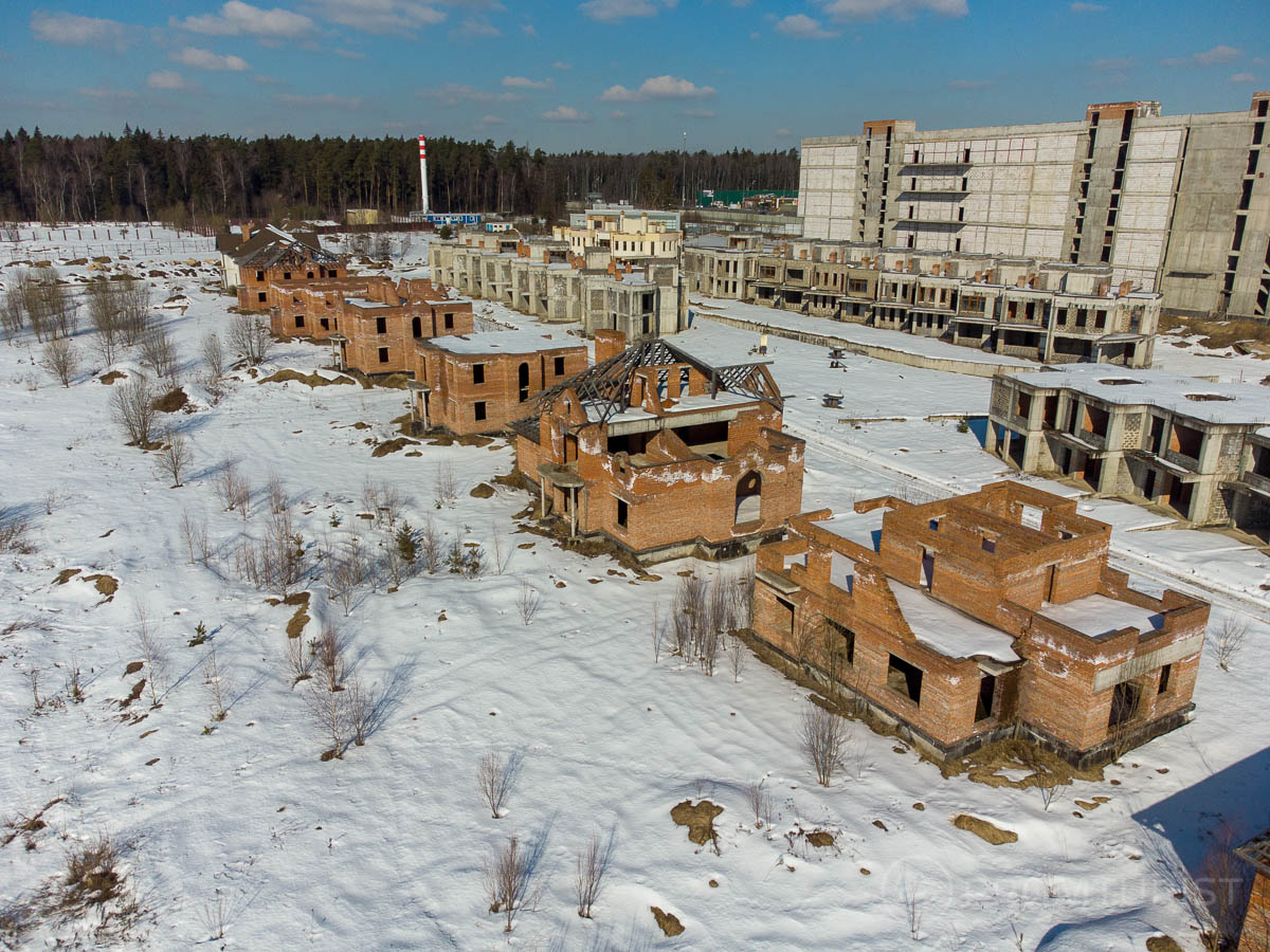 Памятник «сытым» нулевым. Грандиозный заброшенный посёлок 140 шикарных домов всего в 8 км от Москвы ??? ???0
